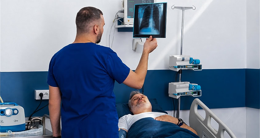 Pregled rendgenskog snimka i dijagnostika Doktor i pacijent tokom pregleda rendgenskog snimka u Specijalnoj psihijatrijskoj bolnici MedTiM kao deo medicinske dijagnostike