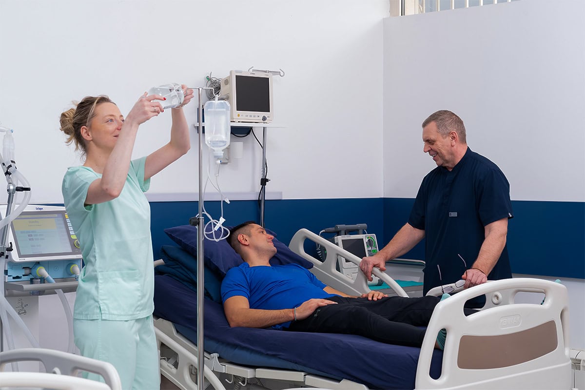 Pacijent tokom infuzione terapije u Specijalnoj psihijatrijskoj bolnici MedTiM kao dela lečenja i oporavka