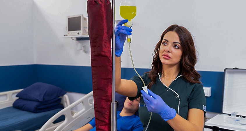 Infuziona terapija u lečenju zavisnosti od marihuane Medicinska sestra primenjuje infuzionu terapiju pacijentu kao deo lečenja zavisnosti od marihuane u Specijalnoj psihijatrijskoj bolnici MedTiM