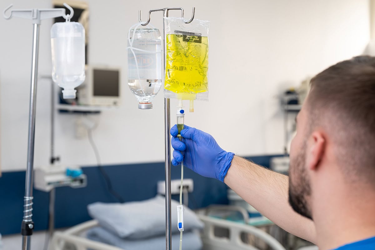 Pacijent tokom infuzione terapije u Specijalnoj psihijatrijskoj bolnici MedTiM kao dela medicinskog tretmana i oporavka