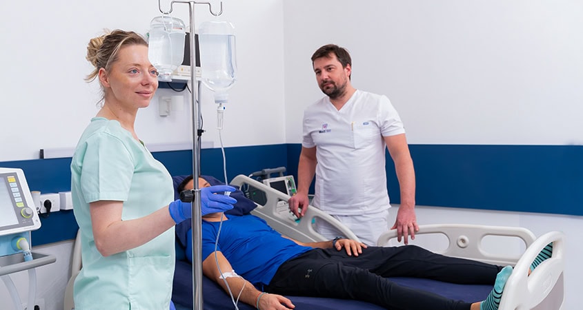 konsultacija-za-hepatometabolicku-terapiju-medtim Doktor i pacijent tokom konsultacije za hepatometaboličku terapiju u Specijalnoj psihijatrijskoj bolnici MedTiM