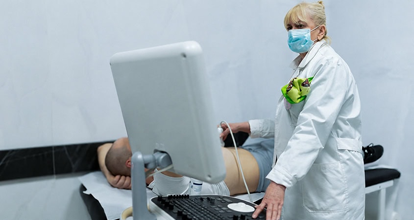 Medicinski pregled pre detoksikacije od alkohola Doktor obavlja pregled pacijenta pre medicinske detoksikacije i početka lečenja zavisnosti od alkohola
