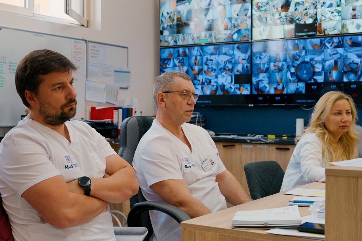 Lekari Specijalne psihijatrijske bolnice MedTiM tokom pružanja medicinske nege i podrške pacijentima
