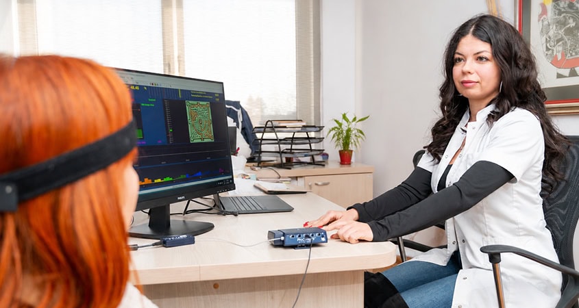 Neurofeedback uređaj koji se koristi za podršku regulaciji moždane aktivnosti i poboljšanju psihofizičke stabilnosti