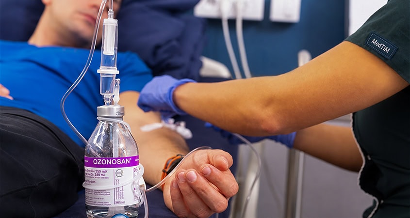 Ozonoterapija u lečenju zavisnosti od kokaina Pacijent tokom procedure ozonoterapije kao dela lečenja zavisnosti od kokaina u Specijalnoj psihijatrijskoj bolnici MedTiM