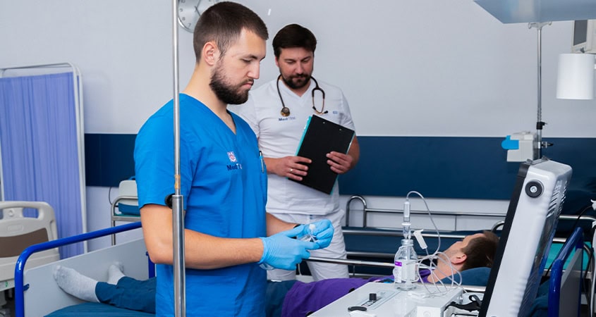 Doktor i pacijent tokom terapije ozoniranja krvi u bolnici MedTiM kao deo podrške oporavku i poboljšanju opšteg stanja