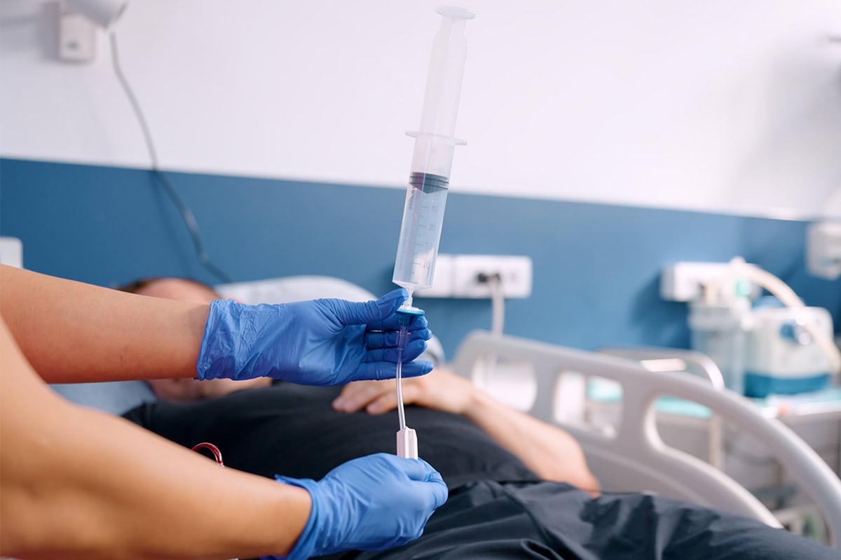 Pacijent tokom procedure ozonoterapije u Specijalnoj psihijatrijskoj bolnici MedTiM kao dela terapijske podrške tokom oporavka