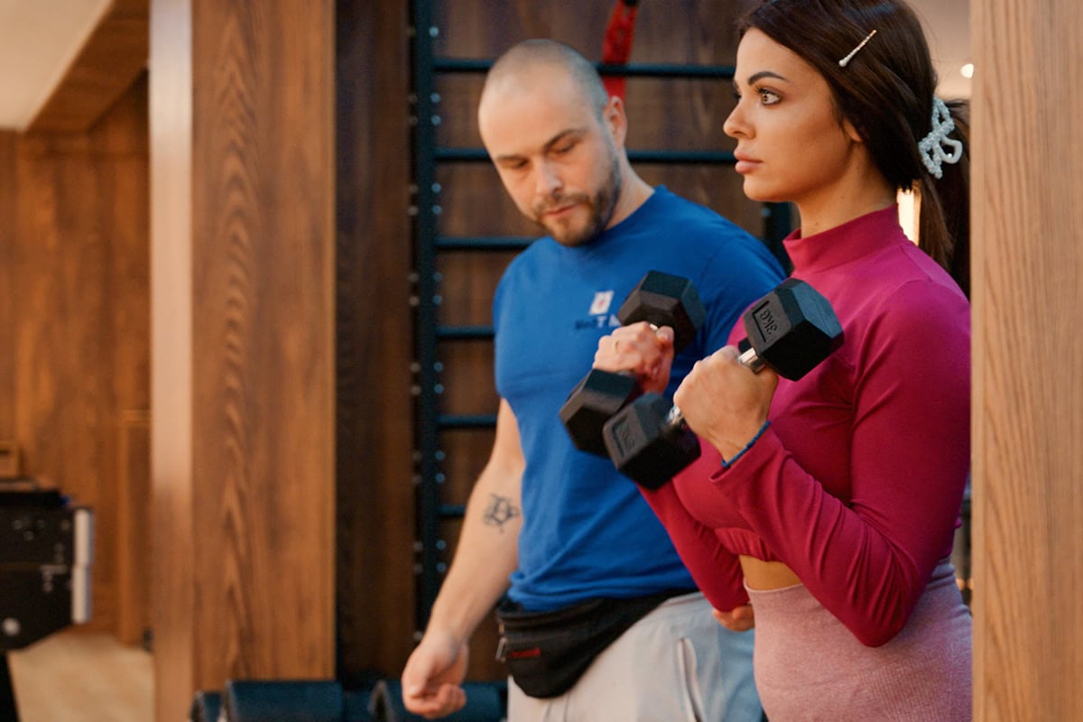 Pacijent tokom vođenog treninga uz podršku fitnes instruktora u bolnici MedTiM