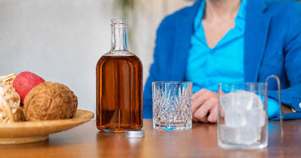 Znaci zavisnosti od alkohola Osoba koja se suočava sa zavisnošću od alkohola i prepoznatljivim znacima alkoholne zavisnosti