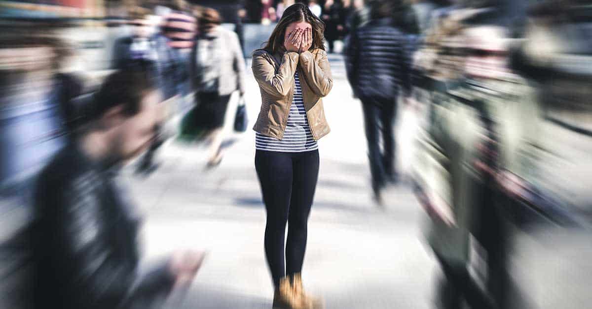 Prepoznavanje prvih simptoma napada straha – kako reagovati pravovremeno i smanjiti intenzitet